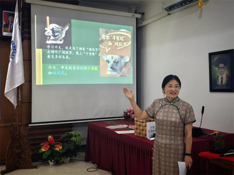 三一一孔院公派教师介绍三星堆的“千里眼”和“顺风耳”文物。三一一孔院供图