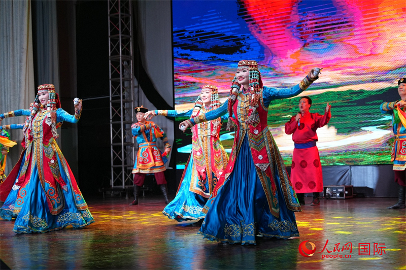 内蒙古艺术剧院艺术家带来民族舞表演。人民网记者 李墨摄