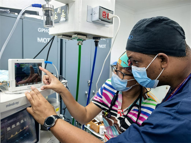 圭亚那医护人员学习使用中国设备进行麻醉深度监测。第21批援圭亚那中国医疗队供图