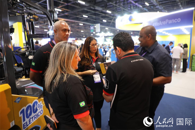 作为观察区域物流体系转型的重要窗口，第三十届南美国际多式联运物流展汇聚了来自全球90多个国家和地区的约500家参展企业及5万余名专业人士。人民网记者 陈一鸣摄