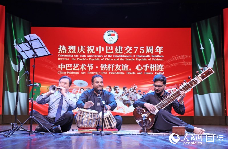 活动现场,中巴两国艺术家合奏乐曲。人民网记者赵益普摄