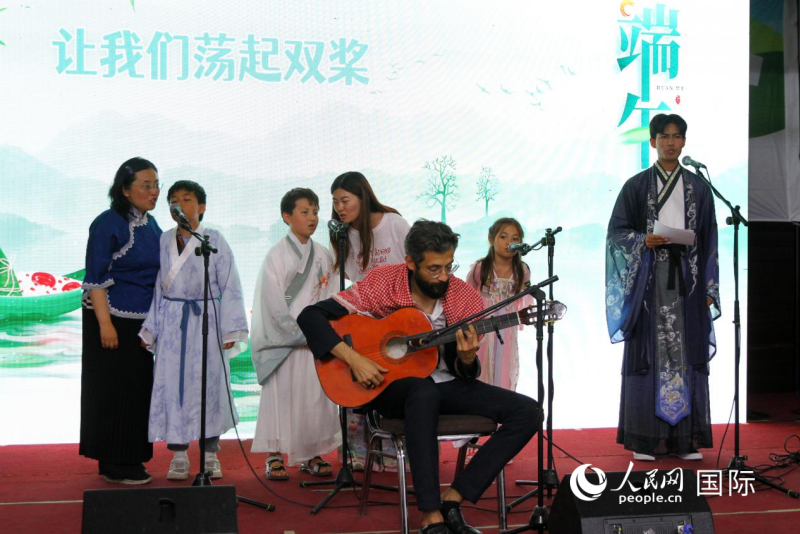 中约儿童在活动上共同演唱中国歌曲。人民网 纳达尔·达乌德摄
