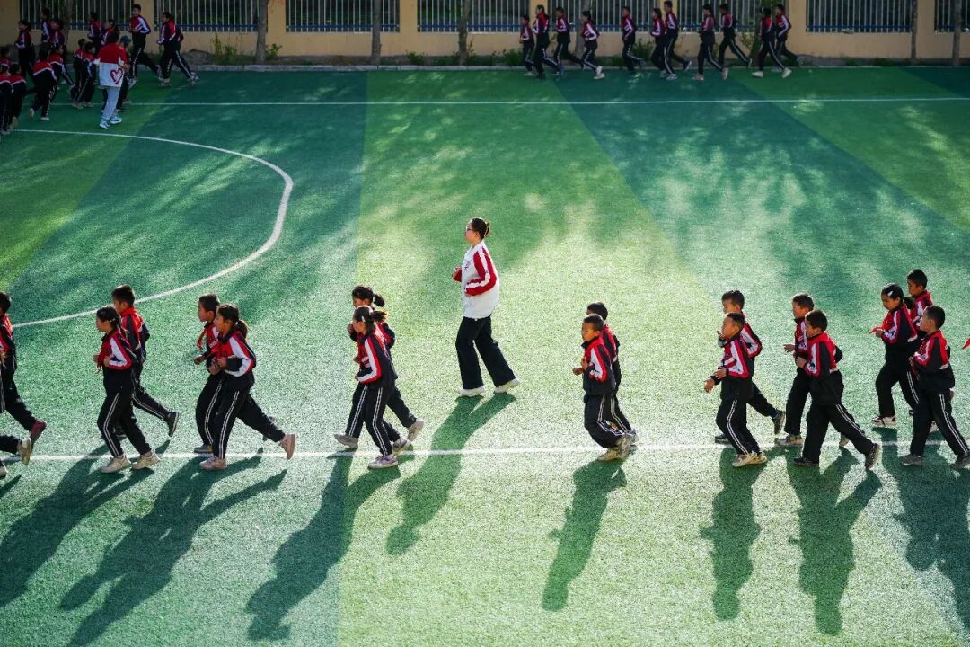 在新疆阿图什市哈拉峻乡谢依特小学,支教教师带领学生晨跑 徐宏岩 摄