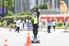 <b>能指挥、会劝导、懂双语 上海交管机器人首秀</b>