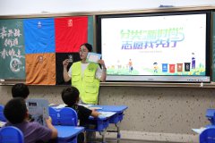 绿容青年进暑托班，垃圾分类课玩出新花样