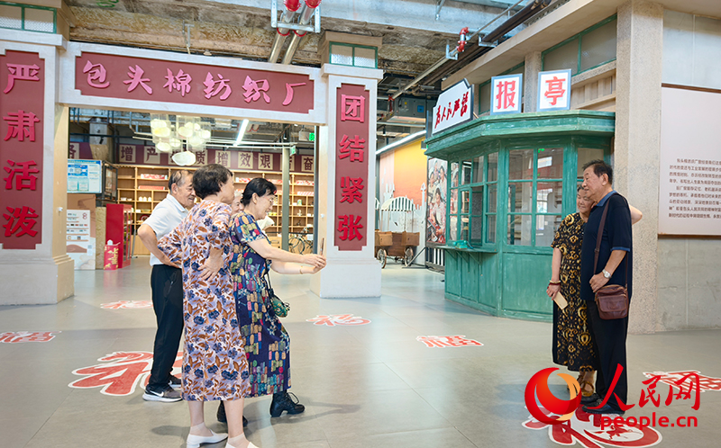 游客在“包棉1958”拍照打卡。人民网记者 张力洋摄
