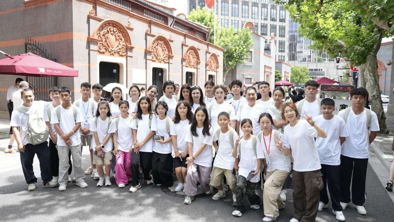 巴哈迪尔(左三)与同学到上海研学。上海援疆指挥部供图