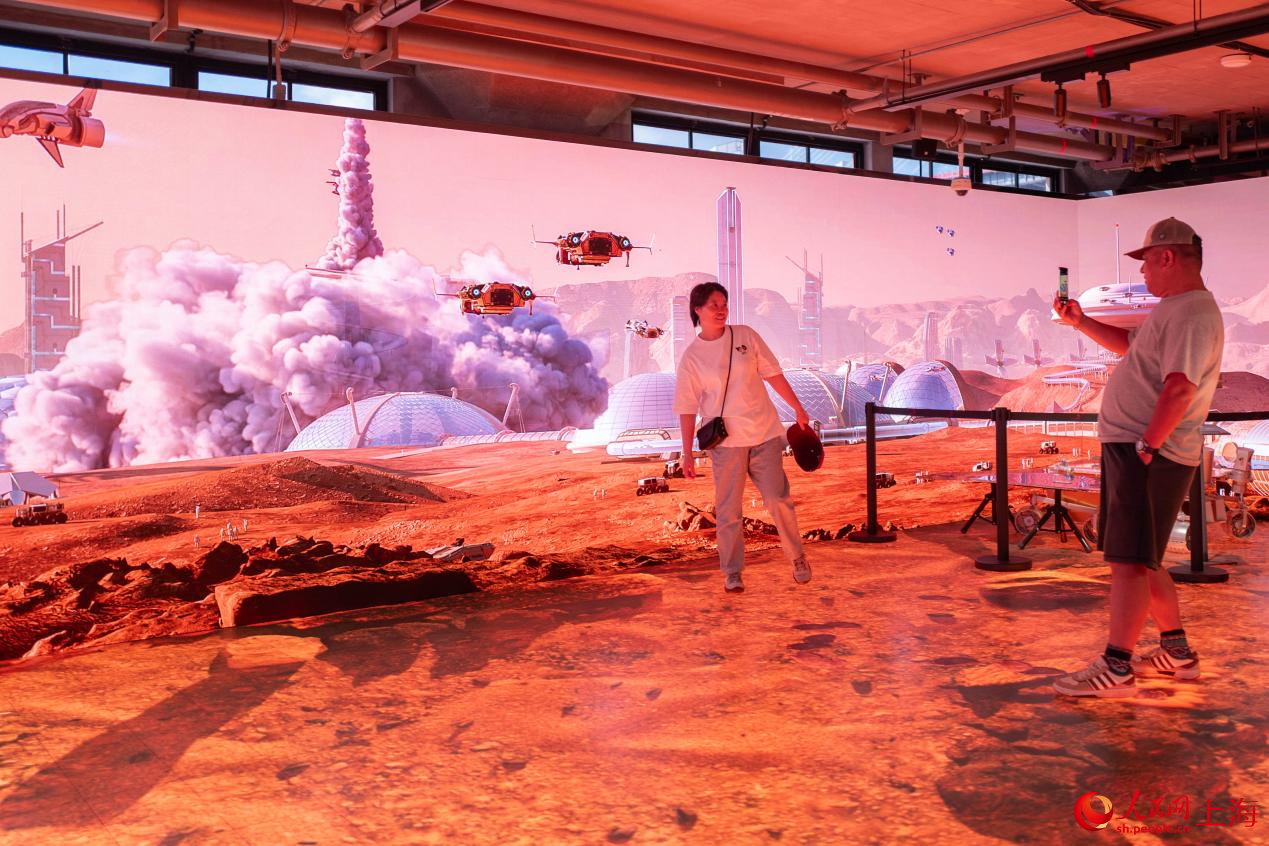 参观者体验火星模拟基地全息投影。人民网记者 王初摄
