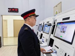 假日我在岗｜国庆节，他开着高铁驶过家乡