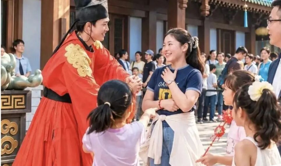 “曹国舅”在跟游客互动