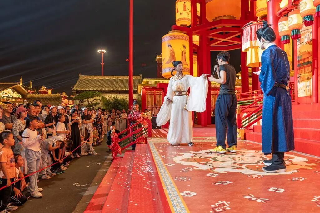 唐山河头老街景区，“李白”“杜甫”与游客对诗。
