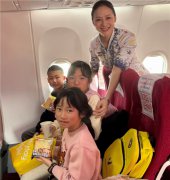 云端十余载，党徽映初心