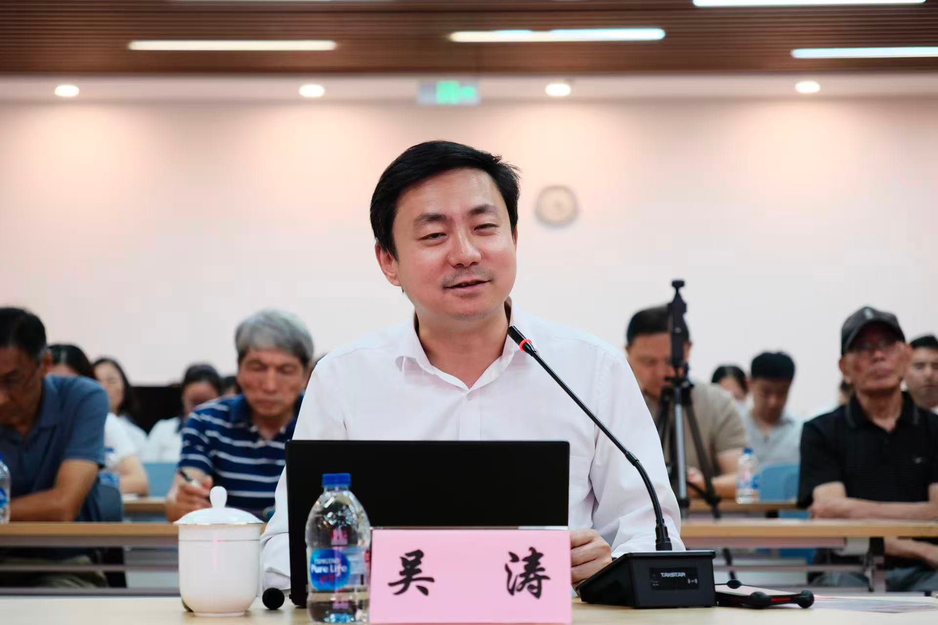 中国浦东干部学院基层党建研究中心主任、教授吴涛总结点评。钱尤祎 摄