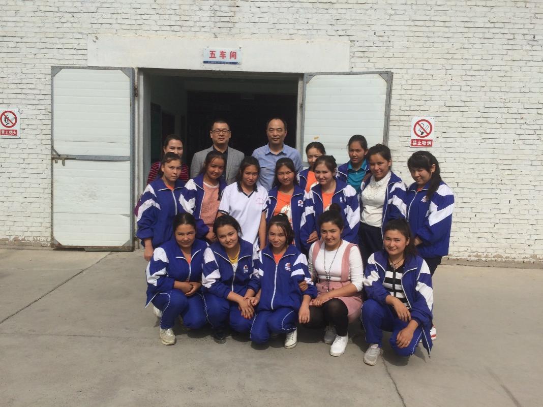 孔令看望在生产车间的服装专业实习学生。