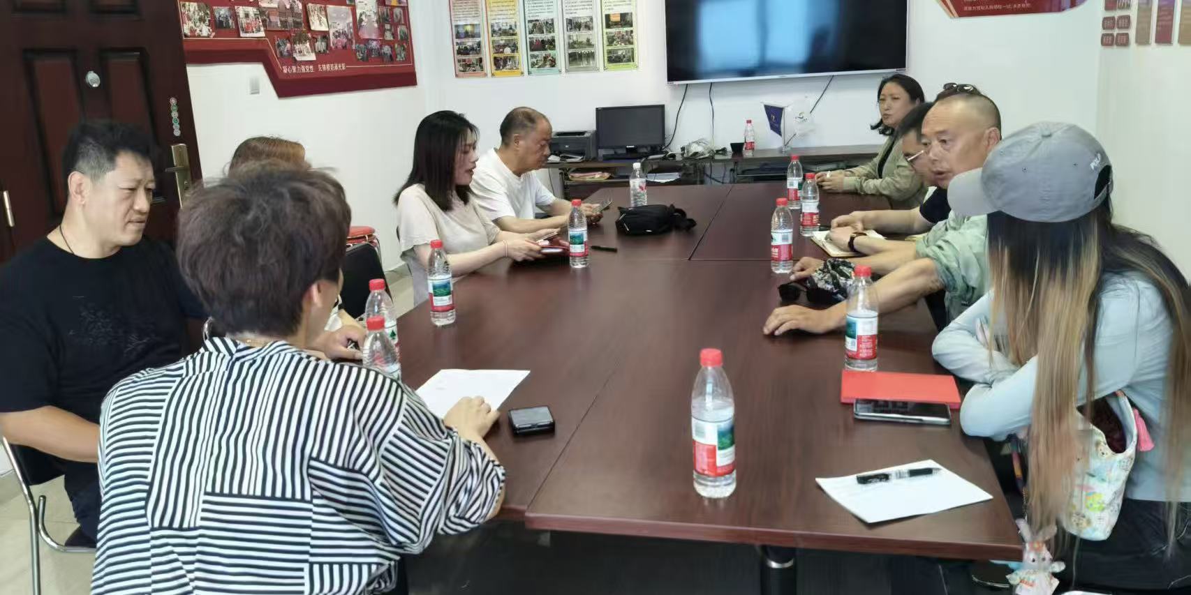 与管理部门、社区居民一起开协调会